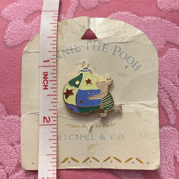 Winnie The Pooh Piglet with an Ornament Retro Pin - Picture 5 of 5